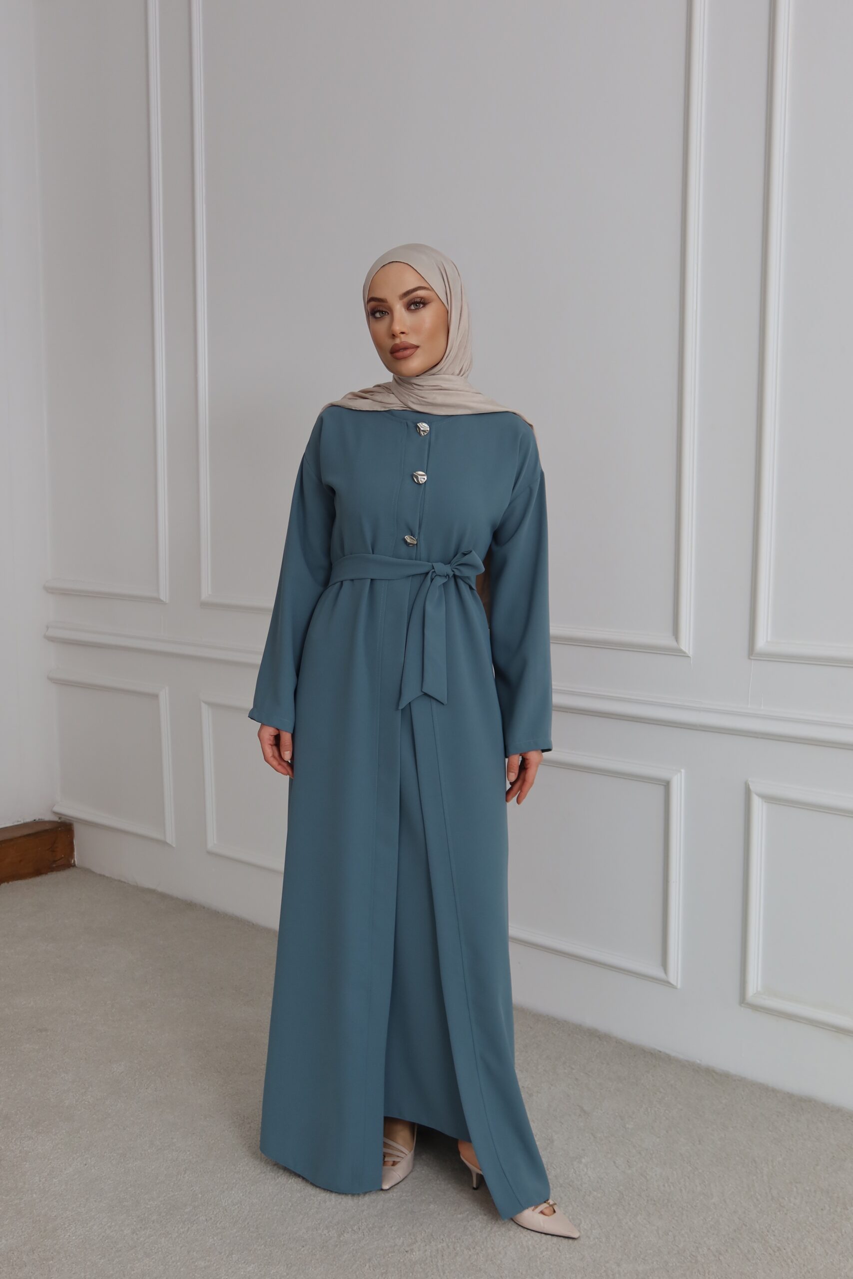 Gold Düğme Detaylı ve Kuşaklı İndigo Abaya