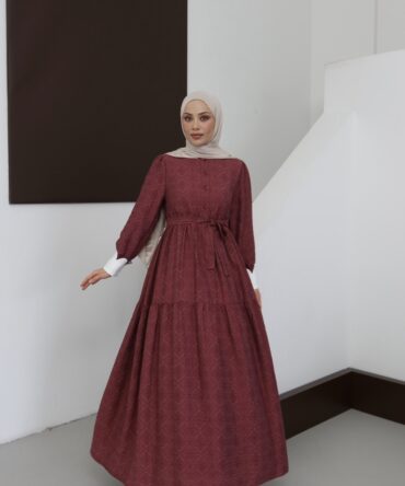Jakarlı Dokulu ve Kontrast Manşetli Mürdüm Elbise