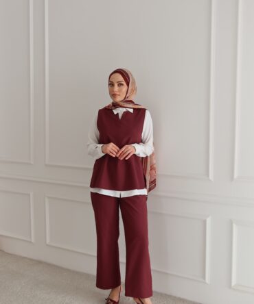 V Yaka Süveter Görünümlü ve Gömlek Detaylı Mürdüm Takım